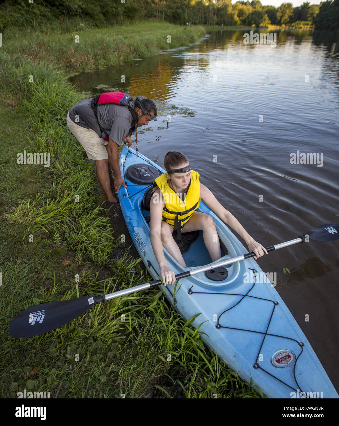 Eldridge, Iowa, États-Unis. 7e août, 2017. Dave naturaliste Murcia aide Kaitlyn Brown de Davenport a déclenché à partir de la rive au lac Fierté dans Scott County Park dans Eldridge, le lundi, 7 août 2017. Murcia diriger une classe pour couvrir les techniques de pagaie et les précautions à prendre en matière de sécurité sur l'eau. Credit : Andy Abeyta, Quad-City Times/Quad-City Times/ZUMA/Alamy Fil Live News Banque D'Images