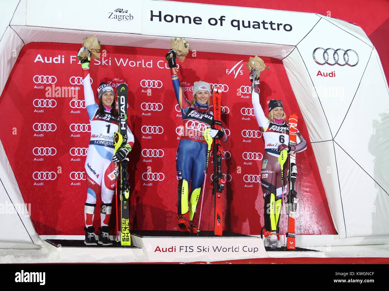 Zagreb, Croatie. 3 janvier, 2018. Mikaela Shiffrin (C) de l'United States célèbre sa victoire dans la première manche de Coupe du Monde FIS de Ski Alpin féminine course de slalom à Zagreb, Croatie, le 3 janvier 2018. Wendy Holdener (L) de la Suisse a terminé 2e et Frida Hansdotter (R) de la Suède a terminé troisième. Matija Crédit : Habljak/Xinhua/Alamy Live News Banque D'Images