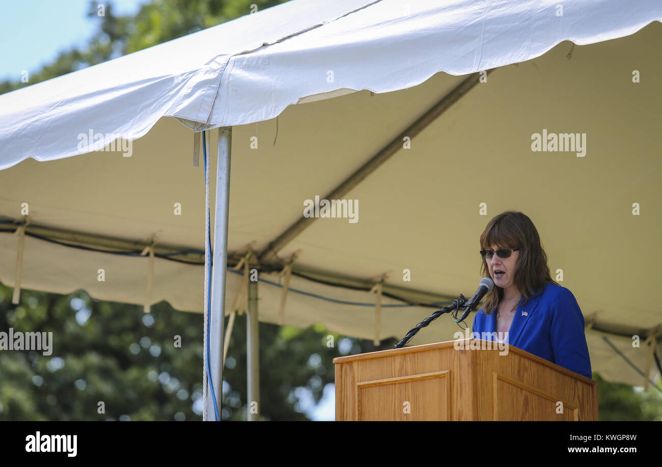 Rock Island, Iowa, États-Unis. 29 mai, 2017. Directeur de la Rock Island National Cemetery Sue Jehlen parle au cours de l'île de Roche la Journée commémorative du Cimetière National sur le Rock Island Arsenal le Lundi, Mai 29, 2017. Credit : Andy Abeyta, Quad-City Times/Quad-City Times/ZUMA/Alamy Fil Live News Banque D'Images