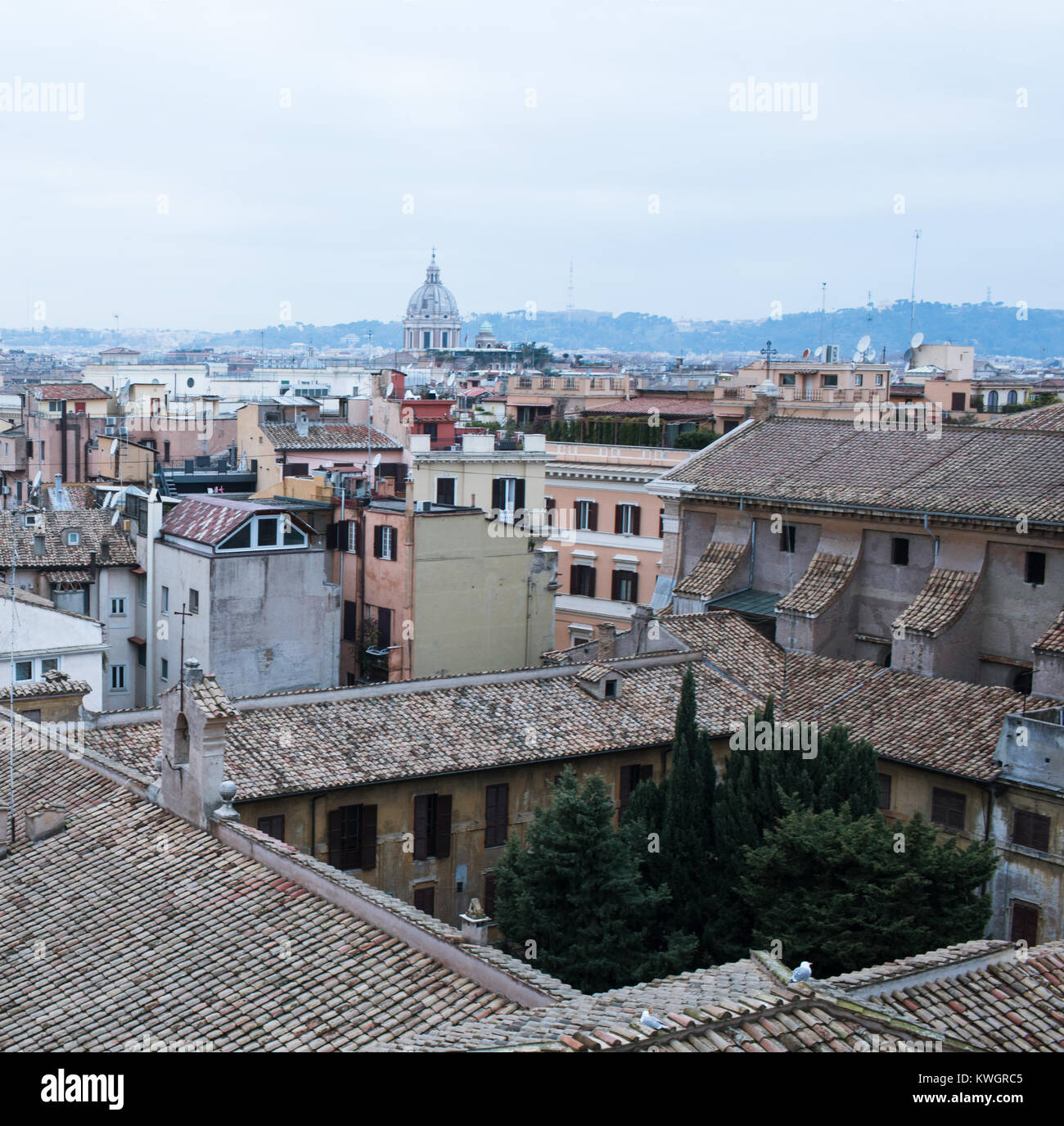 Vue sur Rome depuis un point élevé au-dessus des toits du centre-ville. Banque D'Images