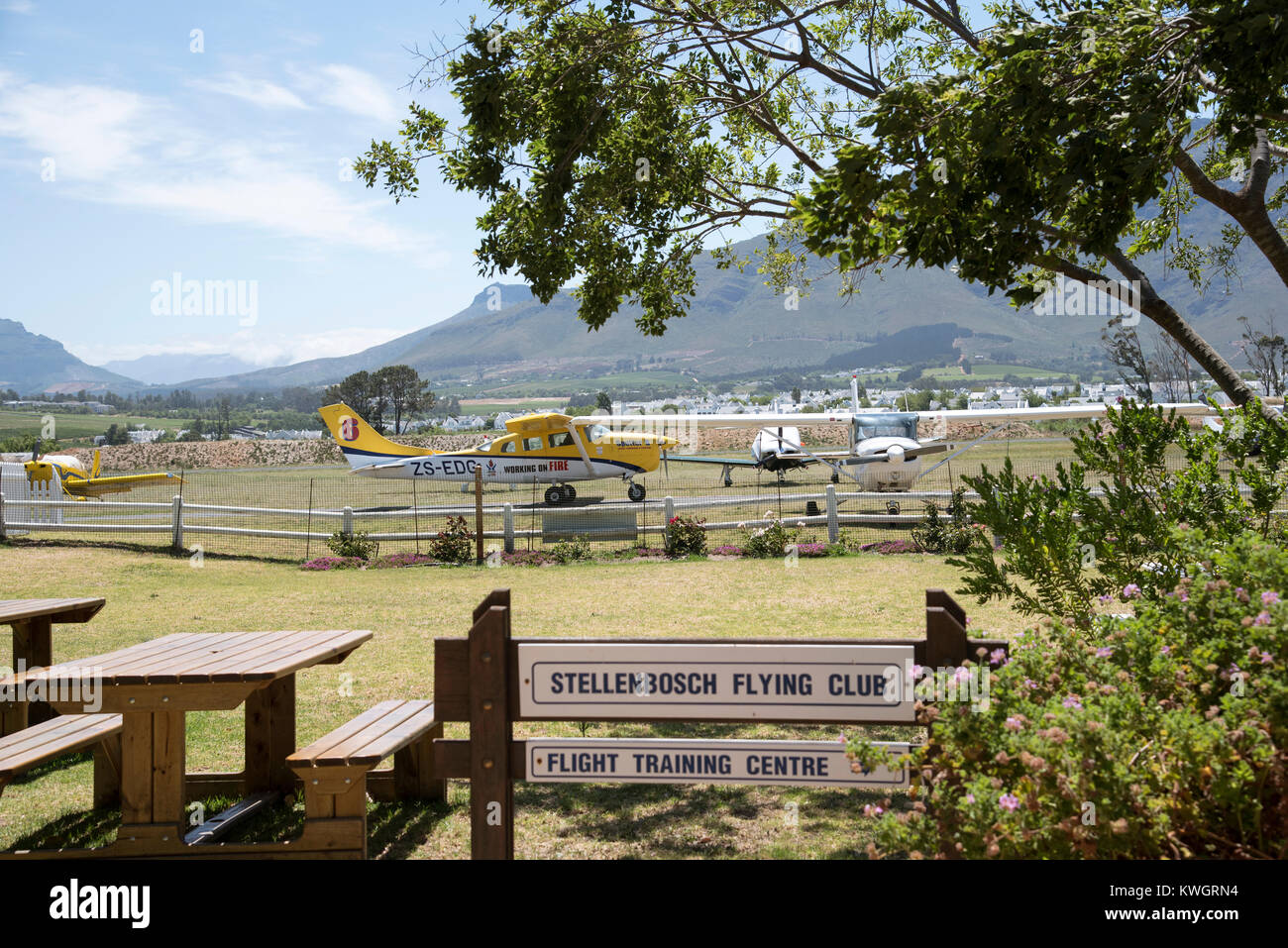 Stellenbosch Flying Club à Stellenbosch, Western Cape, Afrique du Sud, décembre 2017. Base pour le groupe de travail sur le feu. Avion de repérage des avions. Banque D'Images