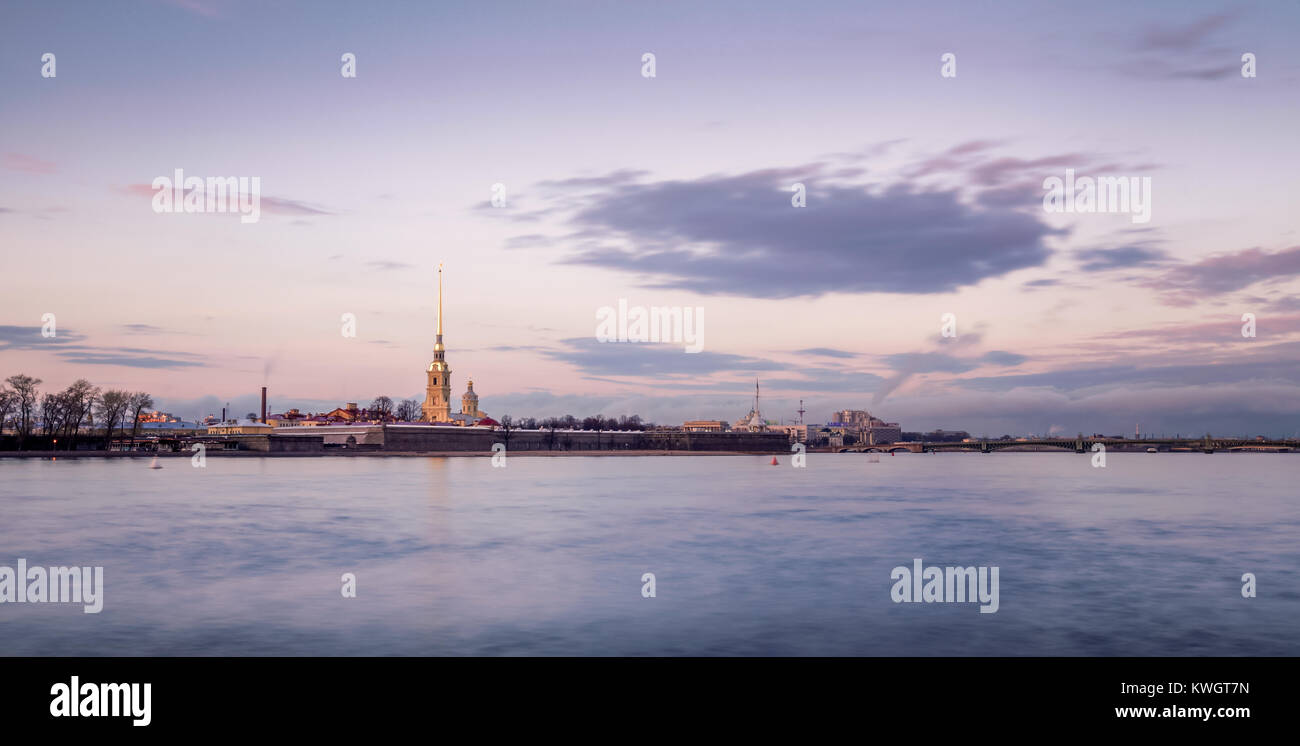 Forteresse Pierre et Paul et la rivière Neva au coucher du soleil à Saint Petersbourg Russie Banque D'Images