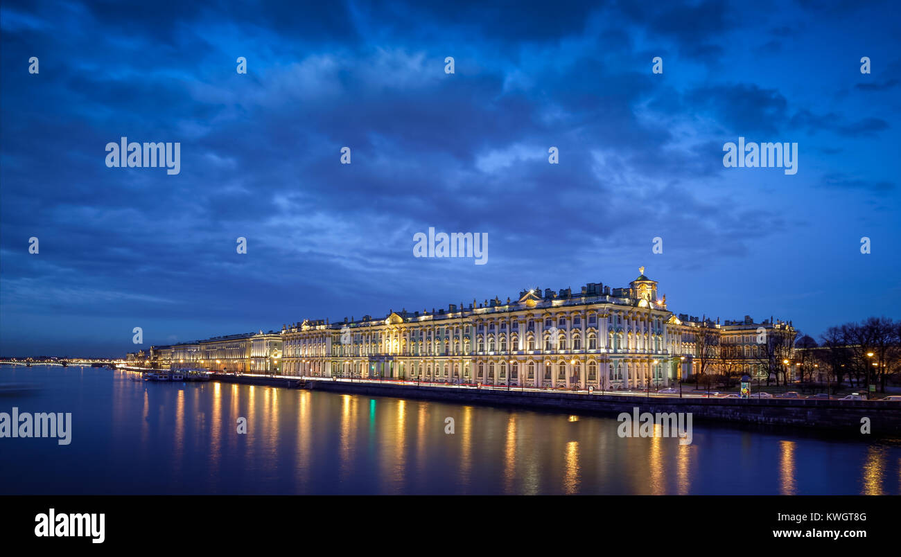 Musée de l'ermitage vue de la Neva à Saint-Pétersbourg en Russie nuit Banque D'Images