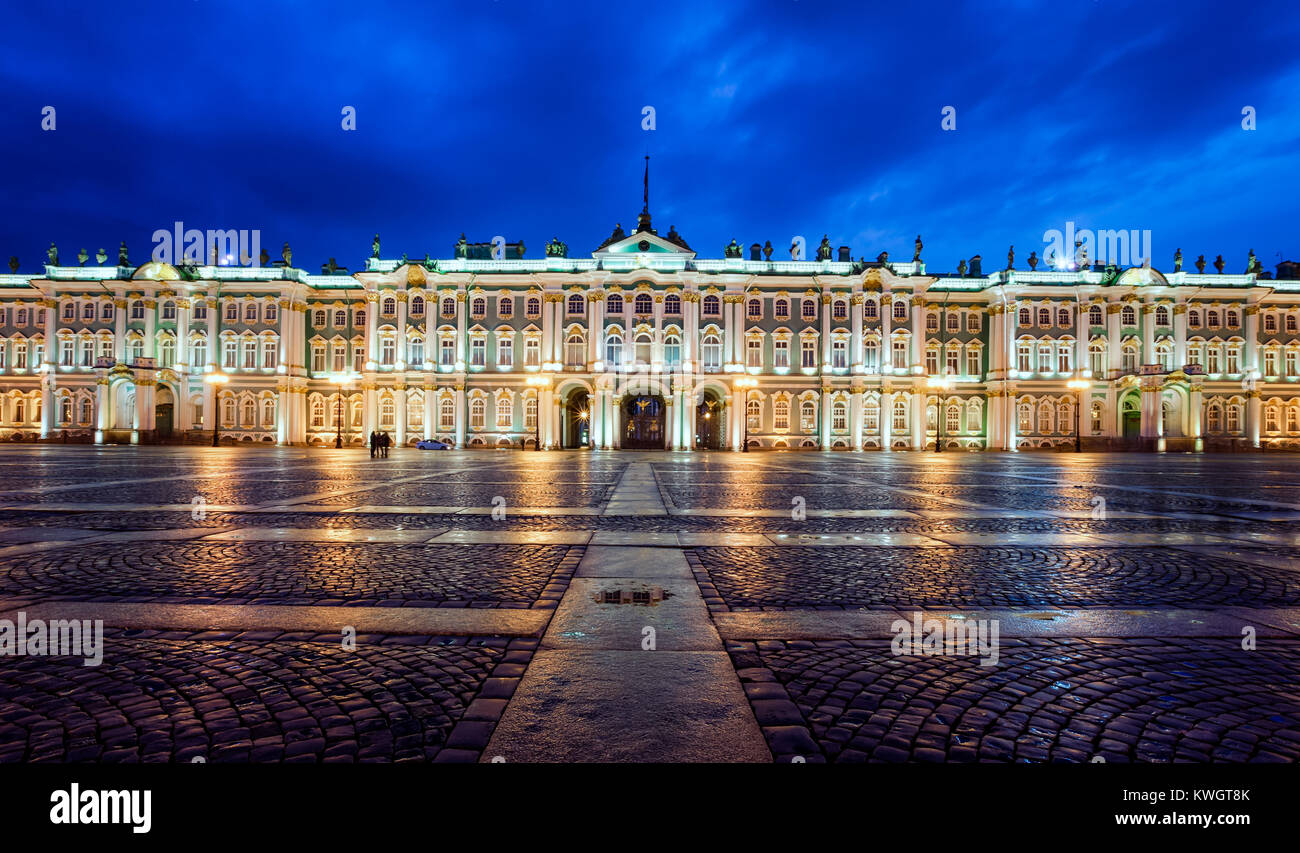 Musée de l'ermitage de nuit de la Place du Palais à Saint-Pétersbourg en Russie Banque D'Images