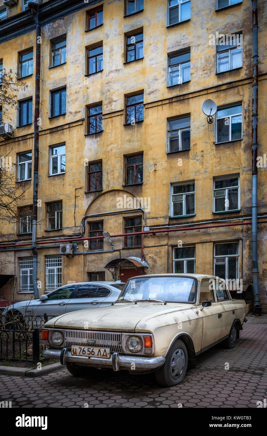 Vieille voiture à plat en attente dans une arrière-cour à Saint-Pétersbourg Banque D'Images