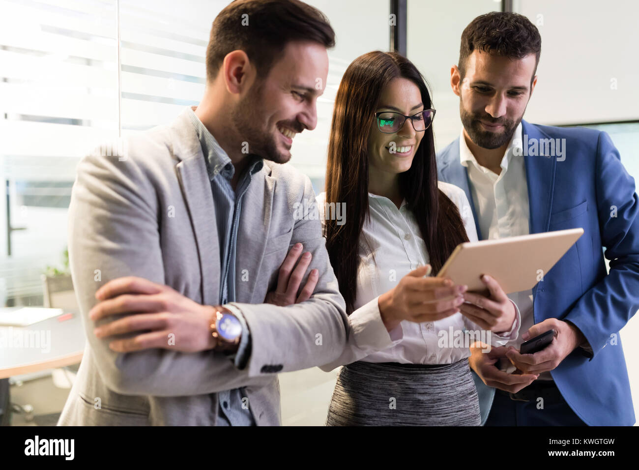 Les hommes d'affaires et businesswoman using tablet in office Banque D'Images