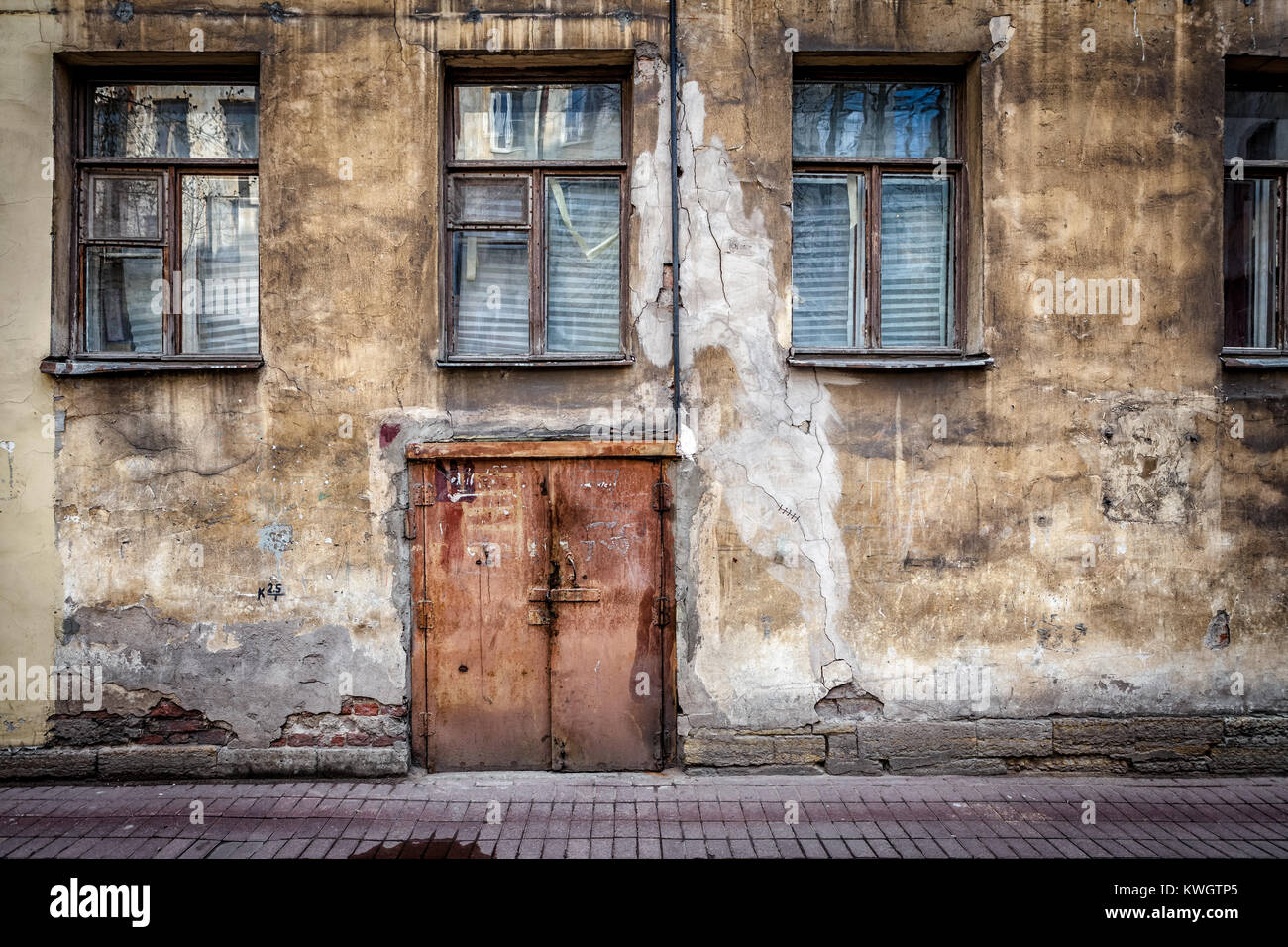 Dans la texture du mur de Saint Petersburg Russie représentant une porte et fenêtres Banque D'Images