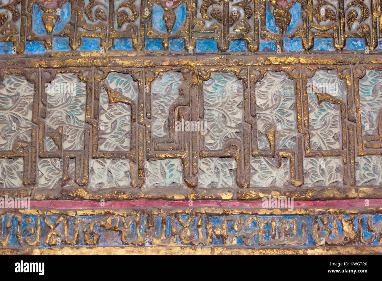 Cordoue, Espagne. L'église mudéjar de San Bartolomé, un 15e siècle chapelle funéraire. Détail de l'art mudéjar de décoration en stuc sur le mur. Banque D'Images
