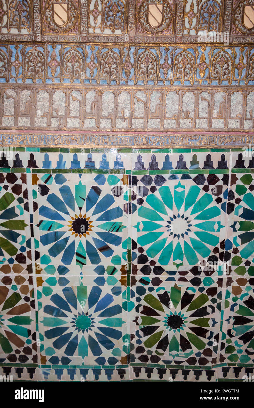 Cordoue, Espagne. L'église mudéjar de San Bartolomé, un 15e siècle chapelle funéraire. Détail de la décoration en stuc de style mudéjar et carrelage en céramique Banque D'Images