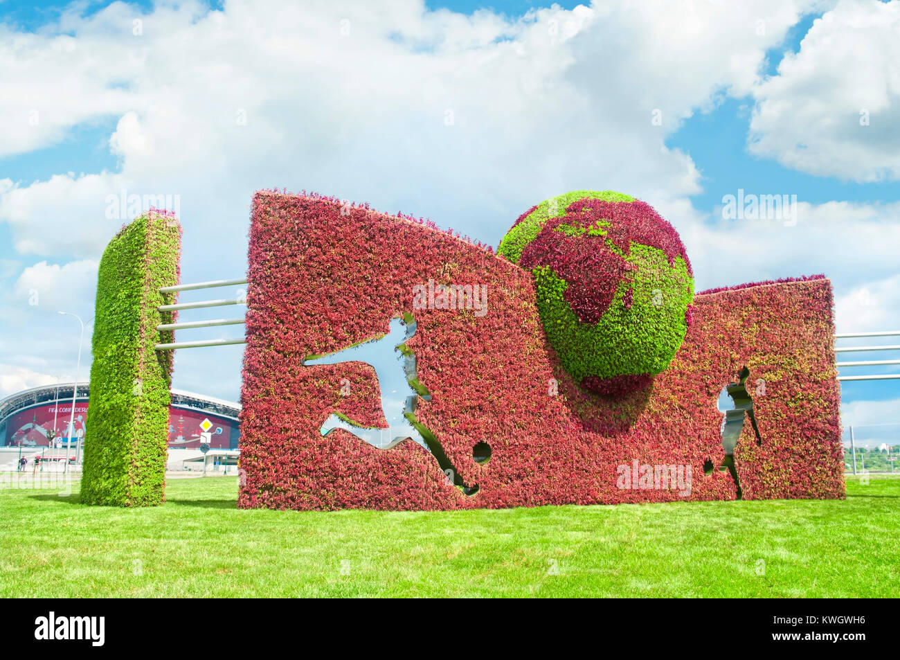 KAZAN, RUSSIE - 18 juin 2017 : installation d'herbe description de la planète terre deux hommes jouant au football en face de Kazan Arena stade au cours FIFA Confeder Banque D'Images