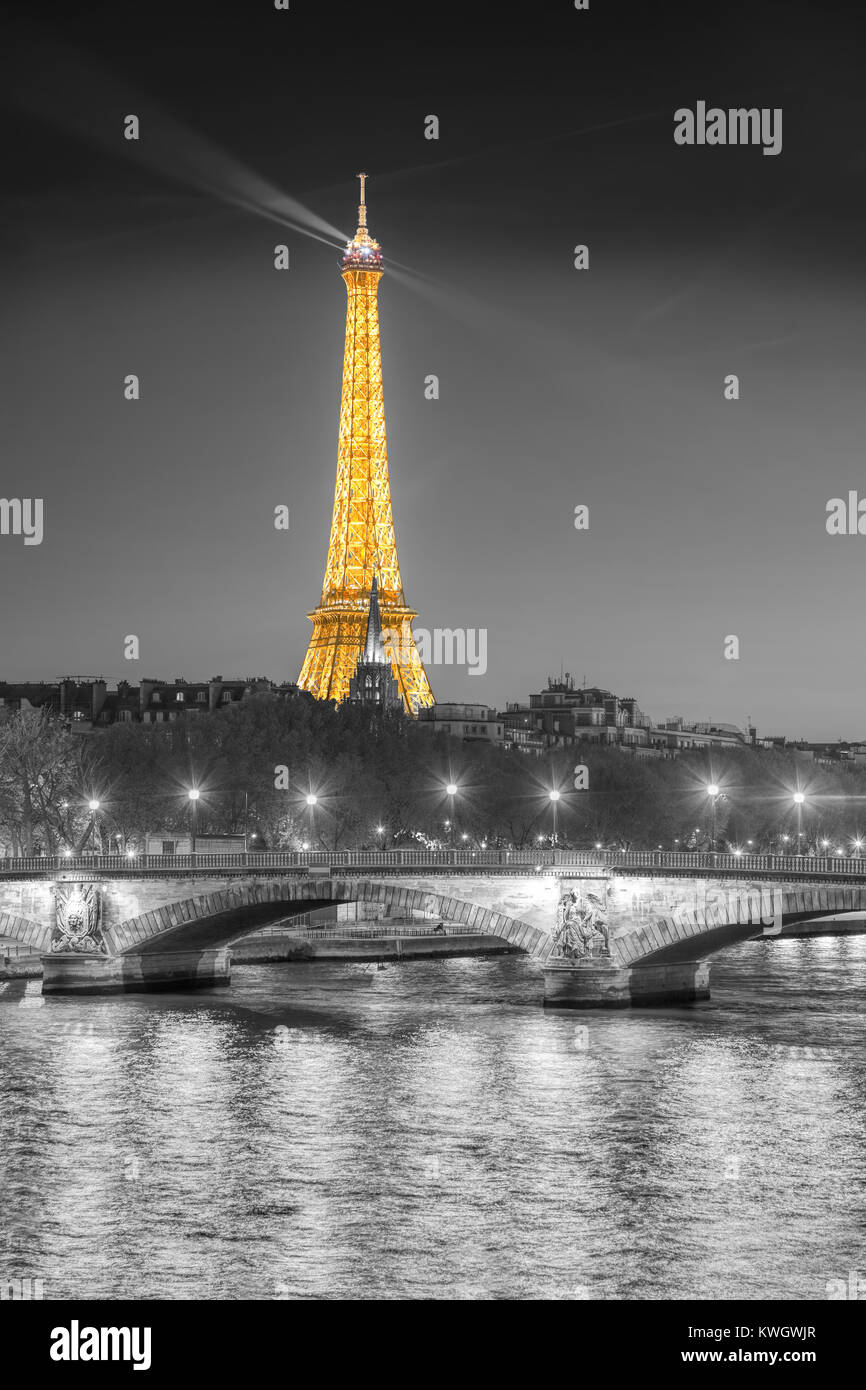 Paris avec Tour Eiffel la nuit en France Banque D'Images