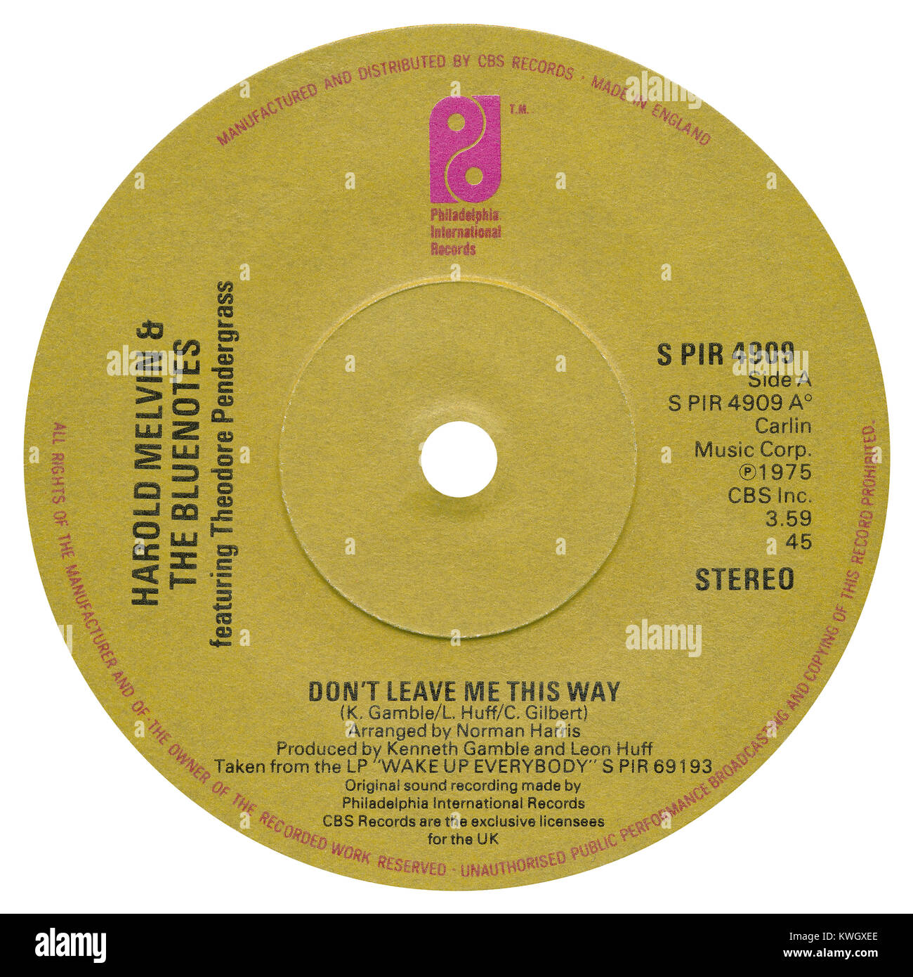 45 TR/MIN 7' label britannique de ne pas me laisser de cette façon par Harold Melvin and The Blue Notes, voix principale par Teddy Pendergrass. Écrit par Kenny Gamble, Leon Huff et Cary Gilbert, organisé par Norman Harris et produit par Kenny Gamble et Leon Huff. Publié en décembre 1976 sur le label international de Philadelphie. Banque D'Images