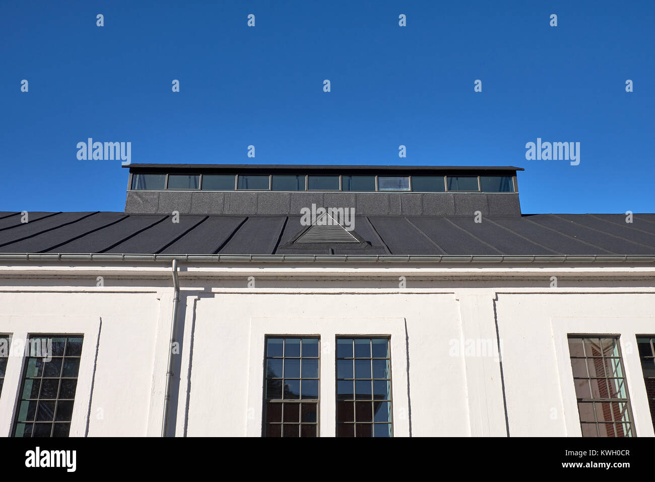 Maison ancienne toiture haut avec du papier goudronné, avec une  accumulation de faire la lumière Photo Stock - Alamy