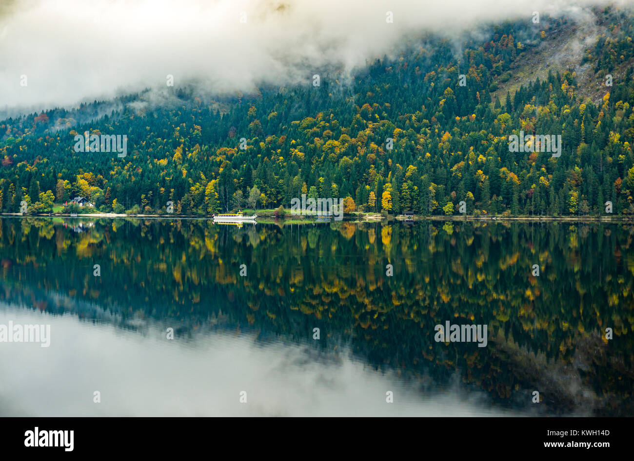 L'Altausee Mountain Lake, en Styrie, Autriche, une partie de la montagne morte, automne, Banque D'Images