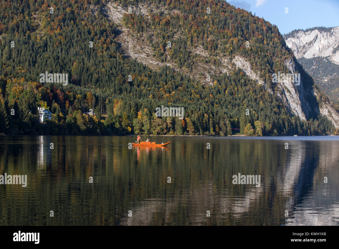 L'Altausee Mountain Lake, en Styrie, Autriche, une partie de la montagne morte, automne, bateau en bois, Banque D'Images