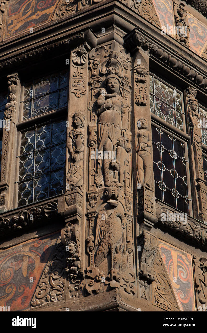 Europe/France/Alsace/Bas-Rhin/Strasbourg. La Maison Kammerzell. Les bas-reliefs en bois de la façade qui représentent les quatre âges de la vie, les c Banque D'Images