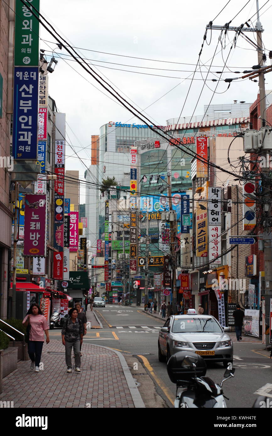 Randonnées non identifiés sur la ruelle de la rue de Haeundae, à Busan, en Corée du Sud. Banque D'Images