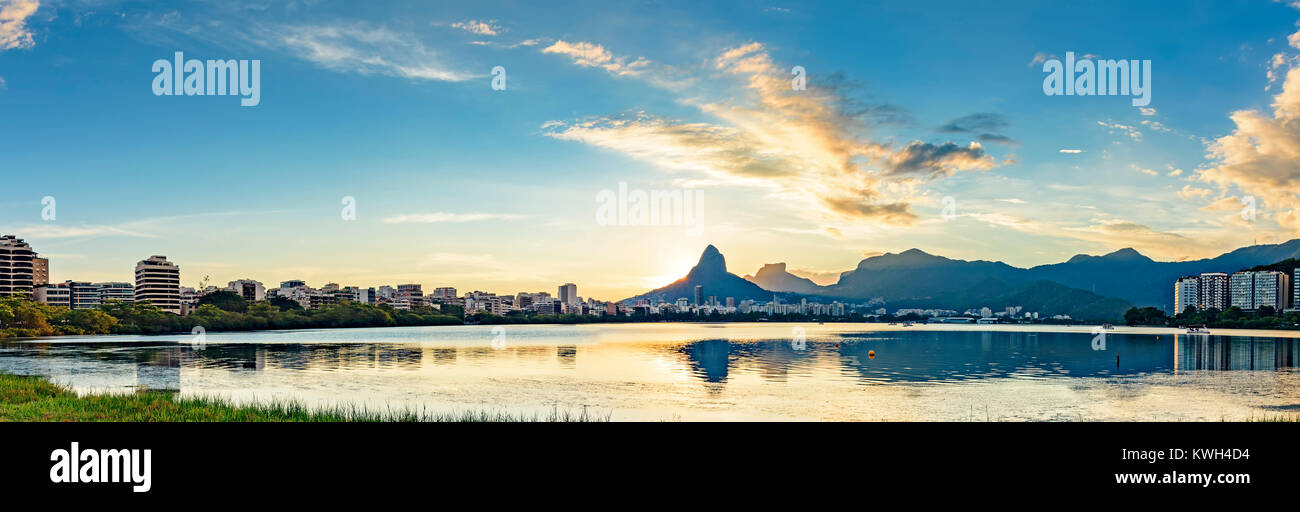 Image panoramique du coucher de soleil d'été vu de la lagune Rodrigo de Freitas avec les bâtiments de la ville de Rio de Janeiro, Banque D'Images