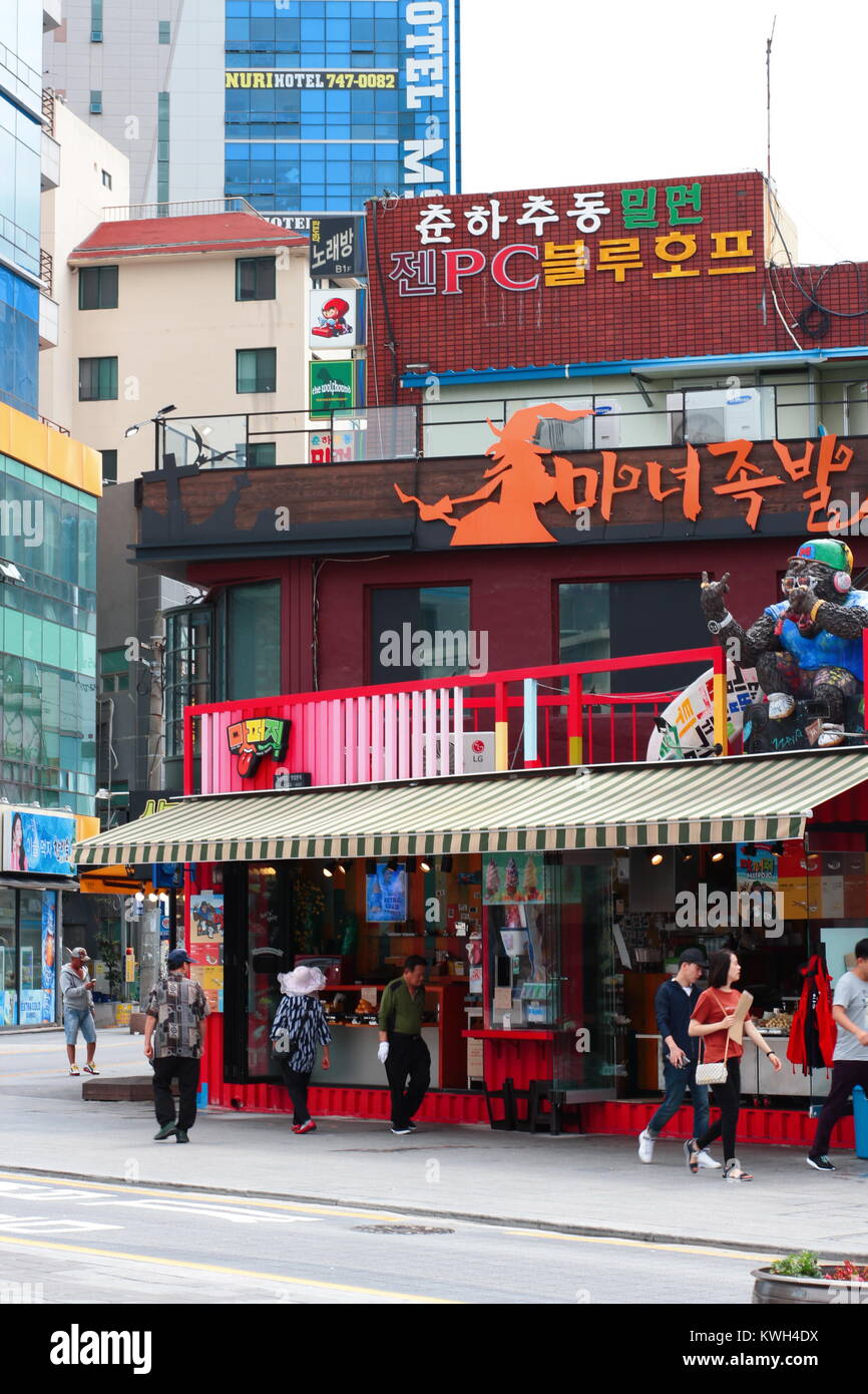 De divers restaurants de Haeundae. Randonnées non identifiés sur la ruelle de la rue de Haeundae, à Busan, en Corée du Sud. Banque D'Images
