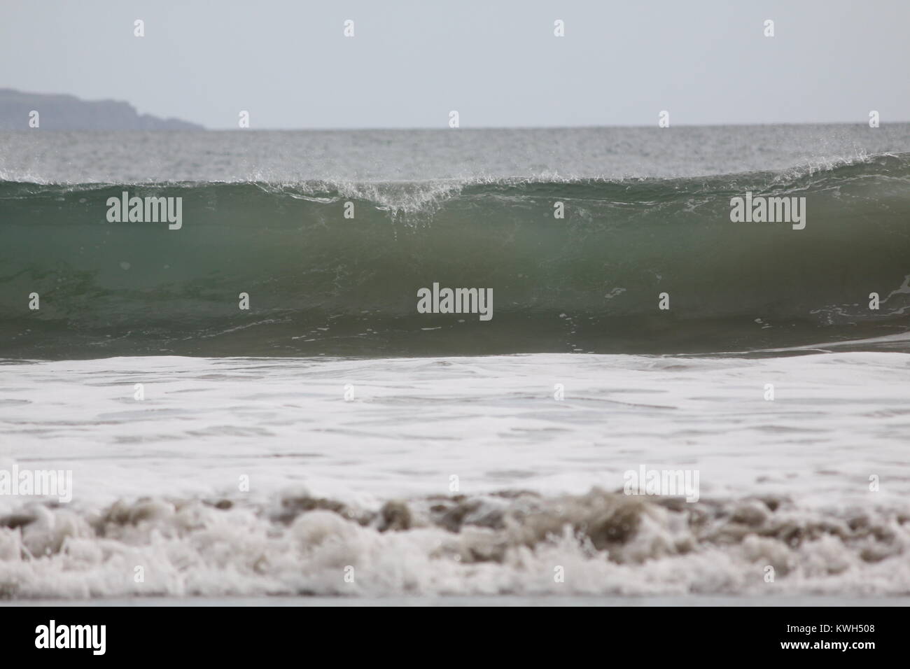 Vagues se briser sur la plage, plage de St Davids, Caerfai, Malcolm Buckland Banque D'Images