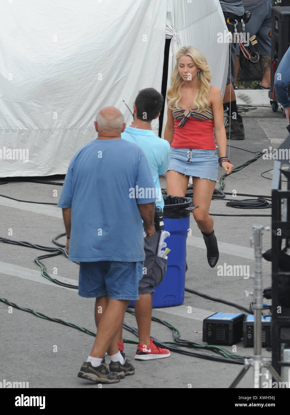 HOLLYWOOD, FL - le 23 mai : Julianne Hough et Diego Boneta sur Définir le premier jour de tournage Rock of Ages" avec Tom Cruise.. Julianne a vu ses deux chiens à pied entre-prend. Le 23 mai 2011 à Miami Beach, Floride. People : Julianne Hough_Diego Boneta Banque D'Images