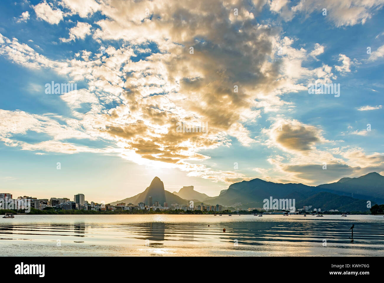 Rodrigo de Freitas lagoon avec les bâtiments d'Ipanema et Leblon sur la ville de Rio de Janeiro, deux frères Hill et pierre Gavea Banque D'Images