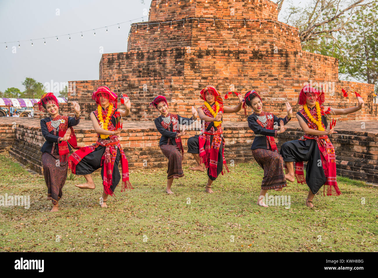 KALASIN, THAÏLANDE - 20 février, 2016 : fille et garçon avec des danseurs thaïlandais faire robe de danse traditionnelle du nord-est à la pagode de Yaku pour célébrer Bu Banque D'Images