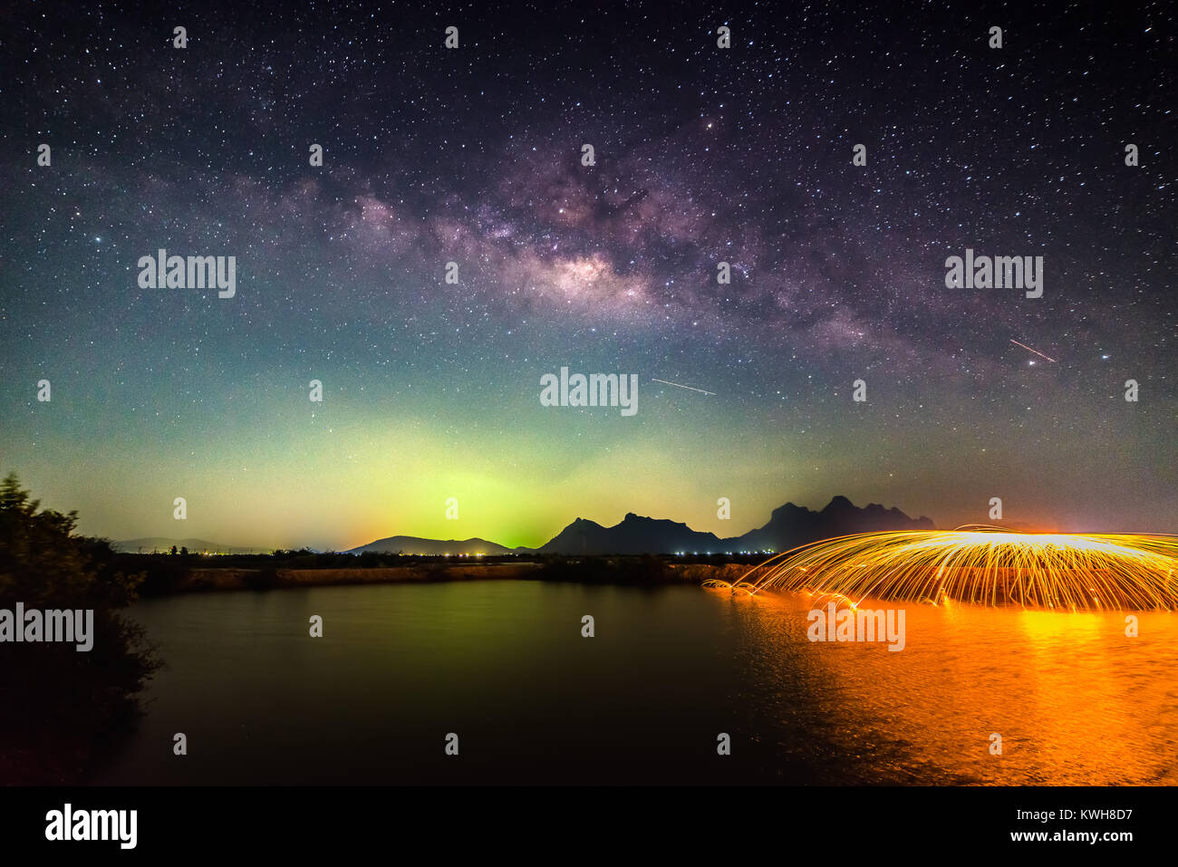 Voie Lactée avec Fireworks sur swamp dans les régions rurales de la Thaïlande Banque D'Images