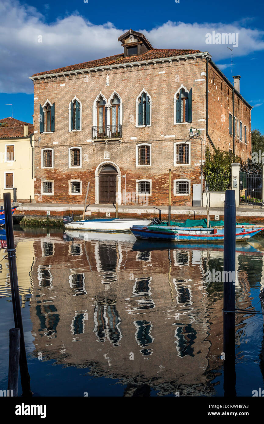 La pittoresque île de Murano, célèbre pour sa production de verre dans la lagune de Venise sur la côte Adriatique Banque D'Images