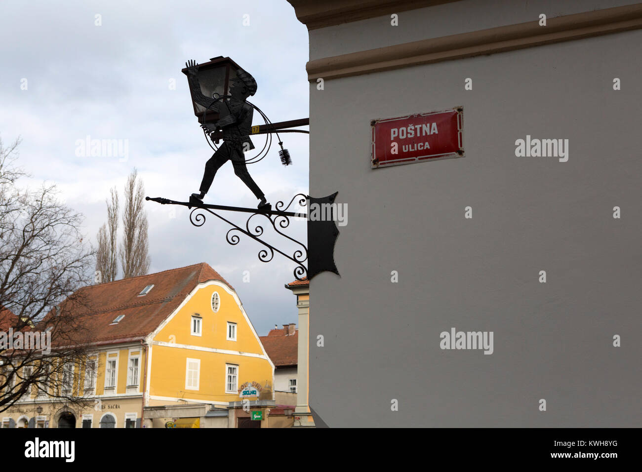 Le fer forgé figure sur un coin de rue à Maribor, Slovénie. Le signe est à Postna ulica. Banque D'Images