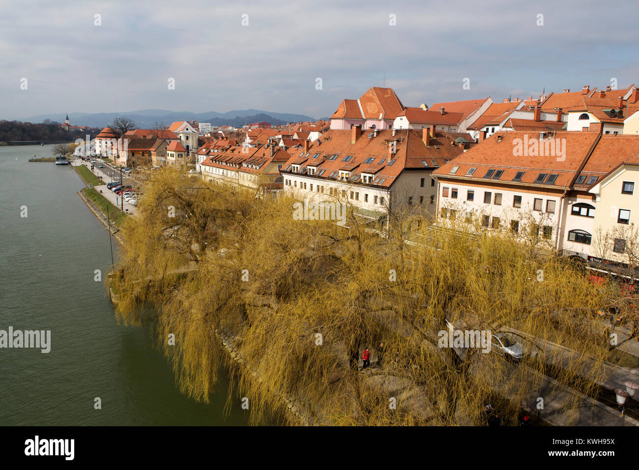 Le Carême riverside district de Maribor, Slovénie. La rivière Drava traverse la ville. Banque D'Images