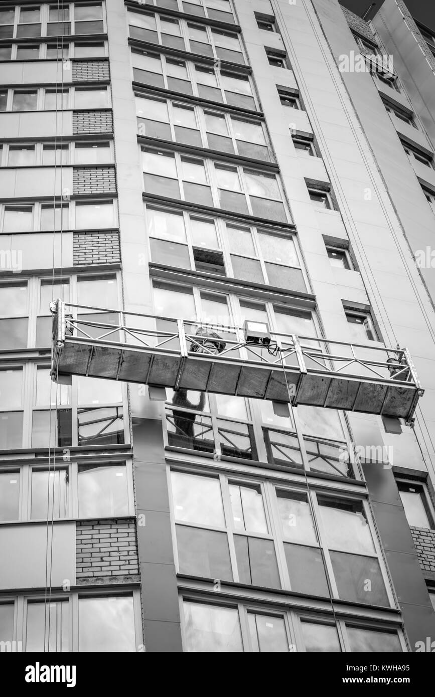 Berceau du bâtiment sur la façade de l'immeuble en construction Banque D'Images