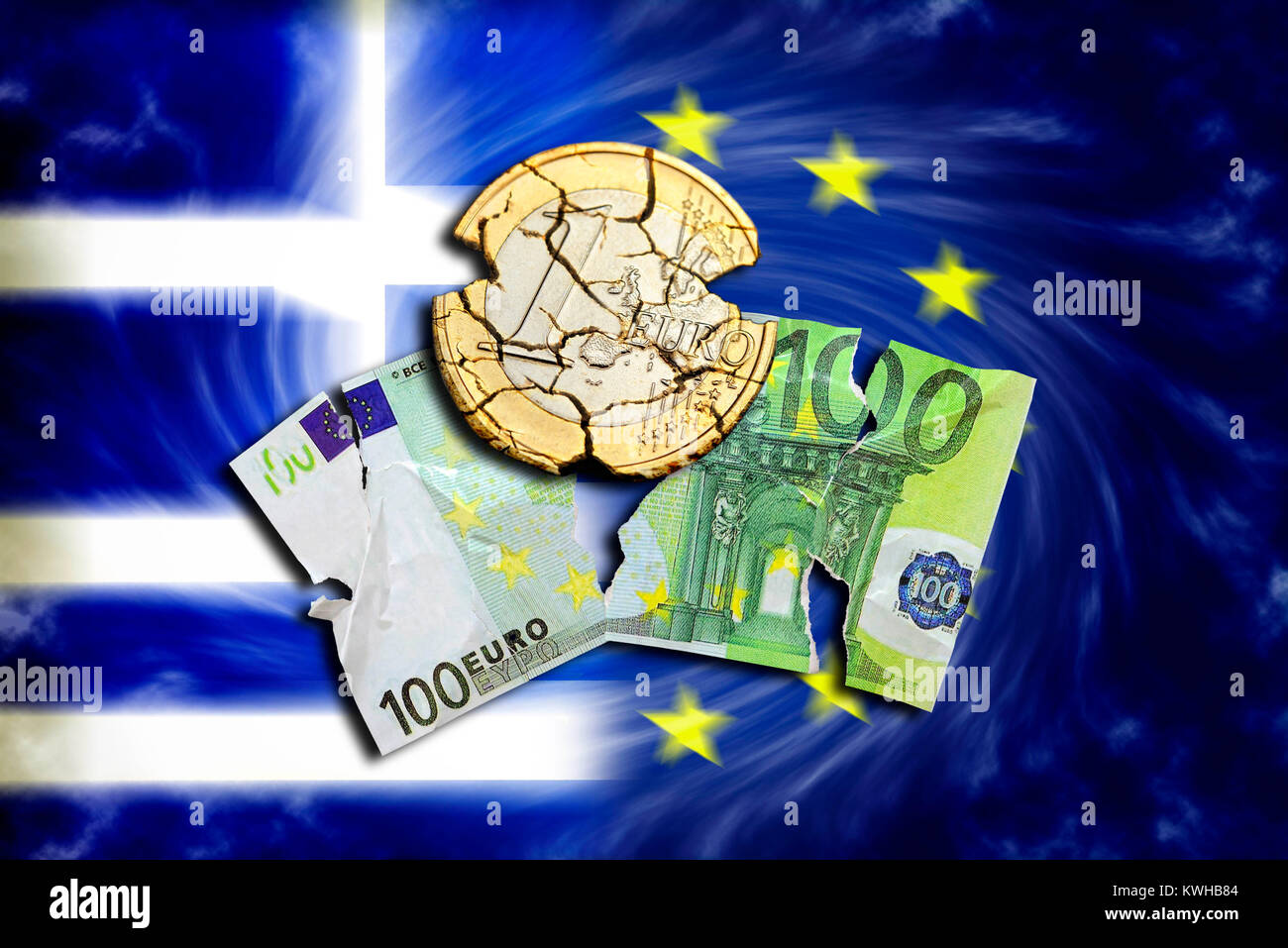 100 déchiré-euro-light et ruiné euro avant que la Grèce et l'Union européenne drapeau, photo symbolique Grexit, Zerrissener Euro-Schein zerfallene 100-EuromÃ¼nze und vor Gr Banque D'Images