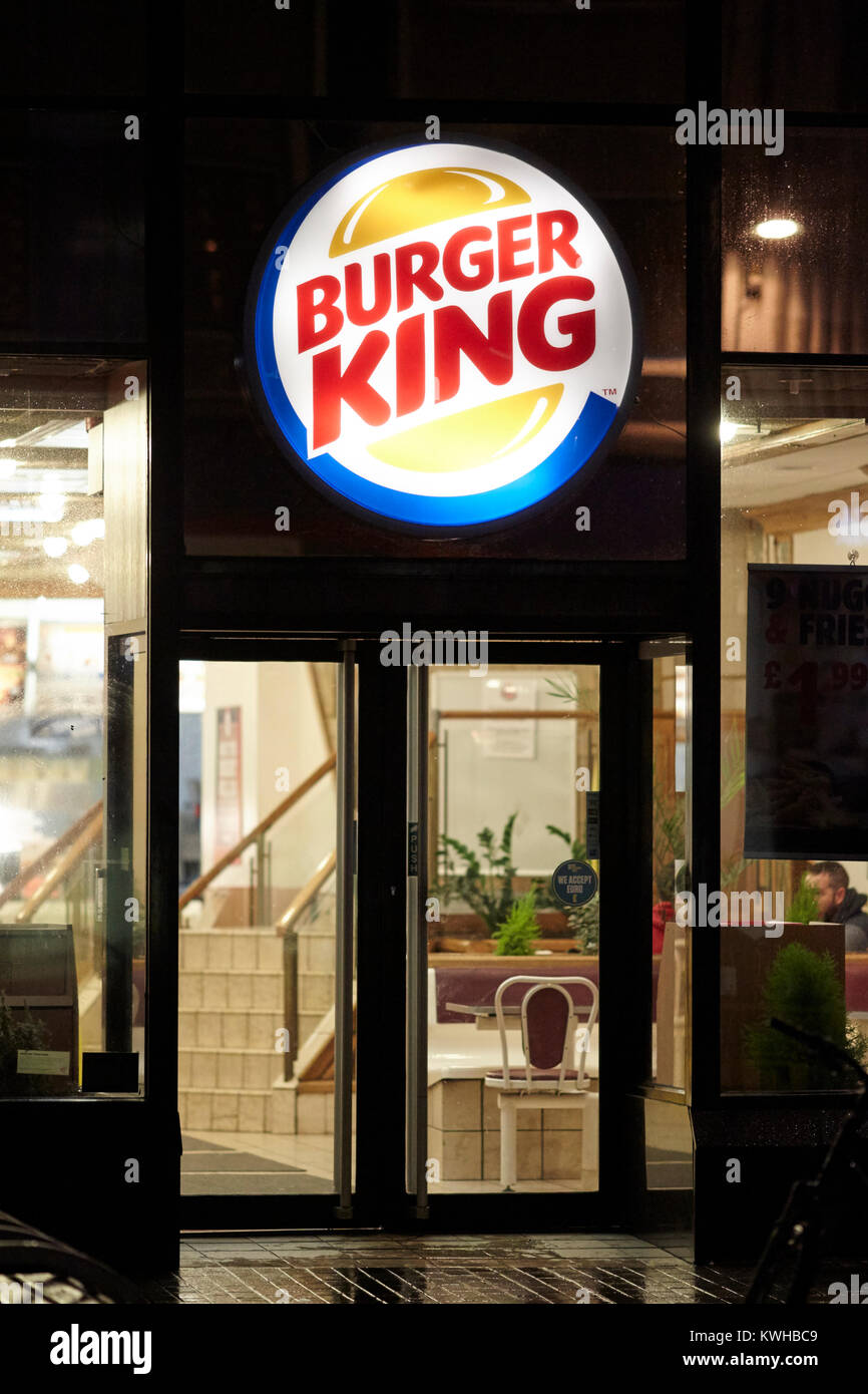 Entrée d'un restaurant Burger king à l'Irlande du Nord Belfast nuit uk Banque D'Images