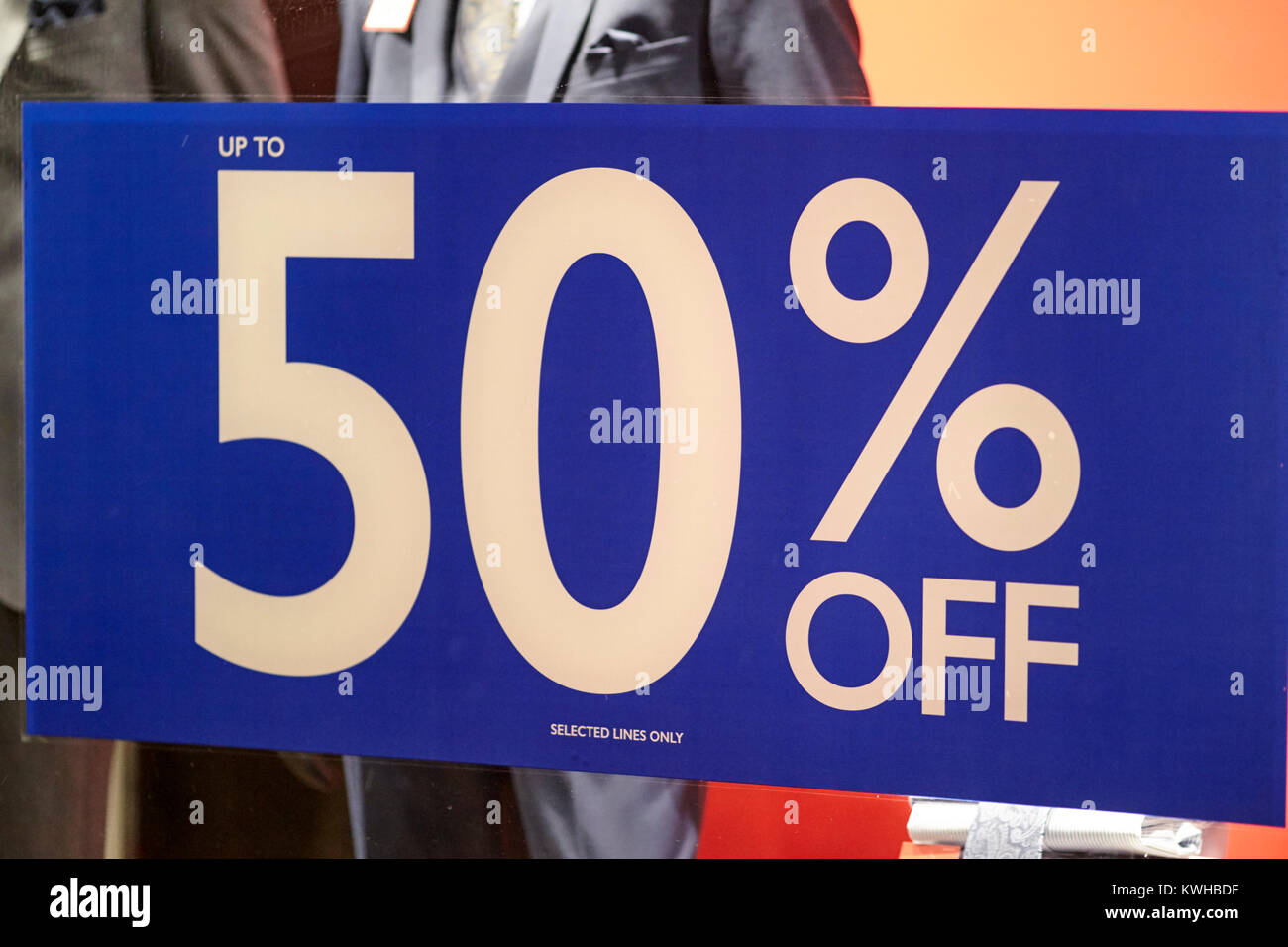Jusqu'à 50  % sur les ventes de signe Sur la fenêtre d'un magasin de vêtements pour hommes L'Irlande du Nord Belfast, Royaume-Uni Banque D'Images