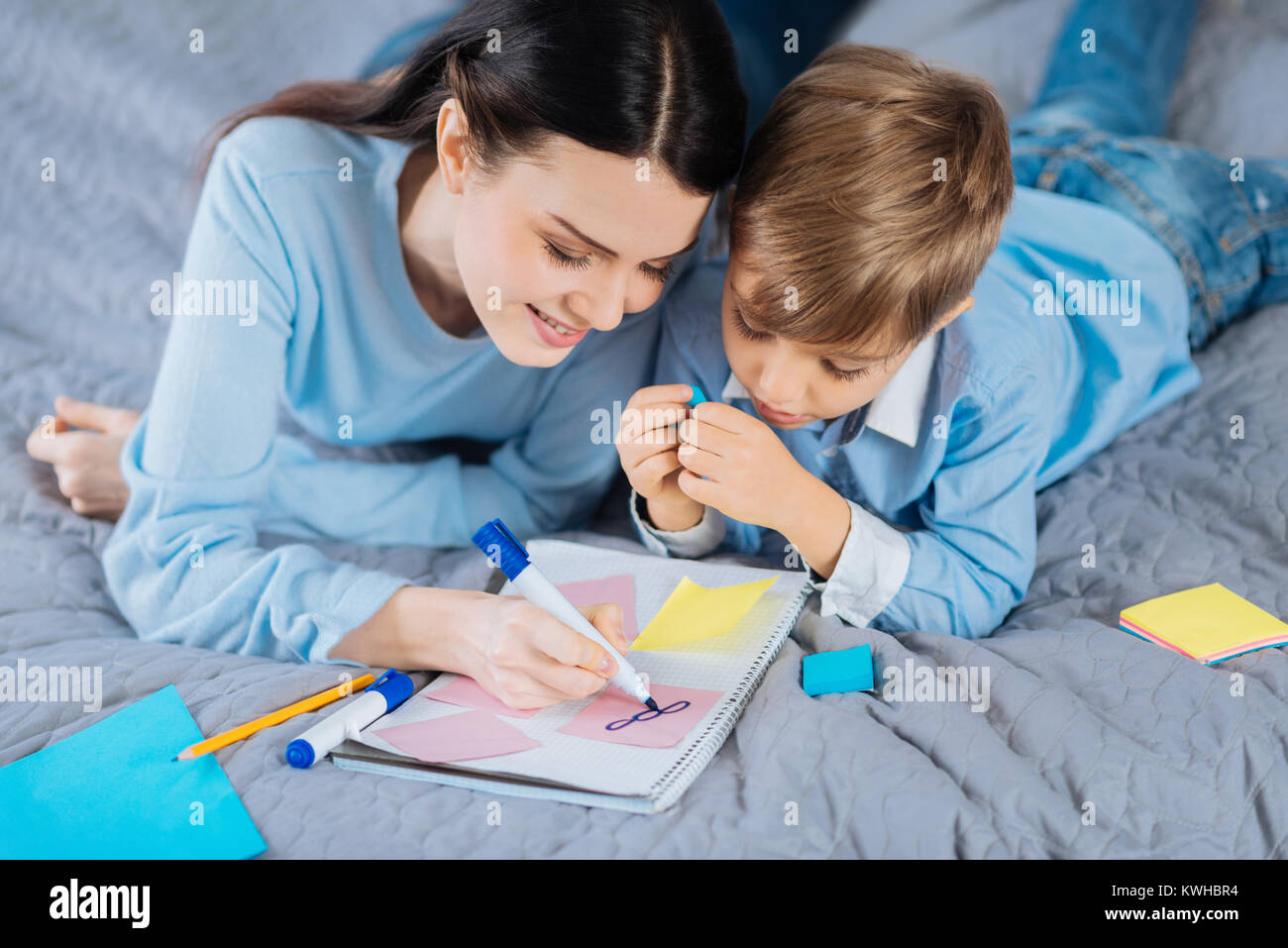 Happy mother and son dessin dans un ordinateur portable Banque D'Images