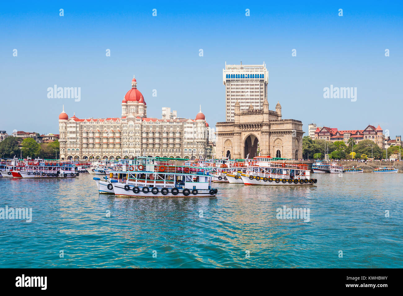 La porte de l'Inde et bateaux vus de la Mumbai Harbour à Mumbai, Inde Banque D'Images