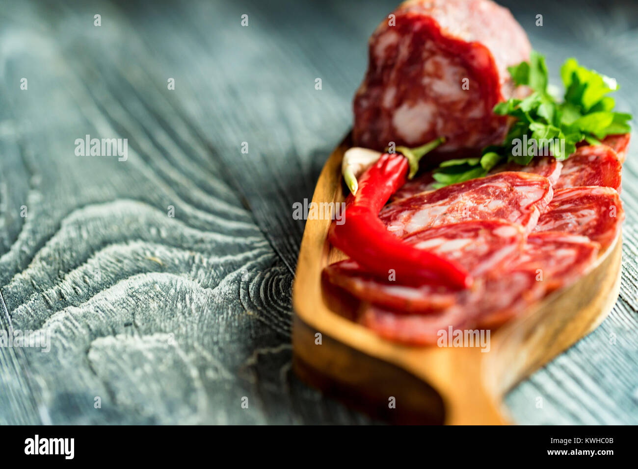 Close-up de saucisse fumée et légumes Banque D'Images