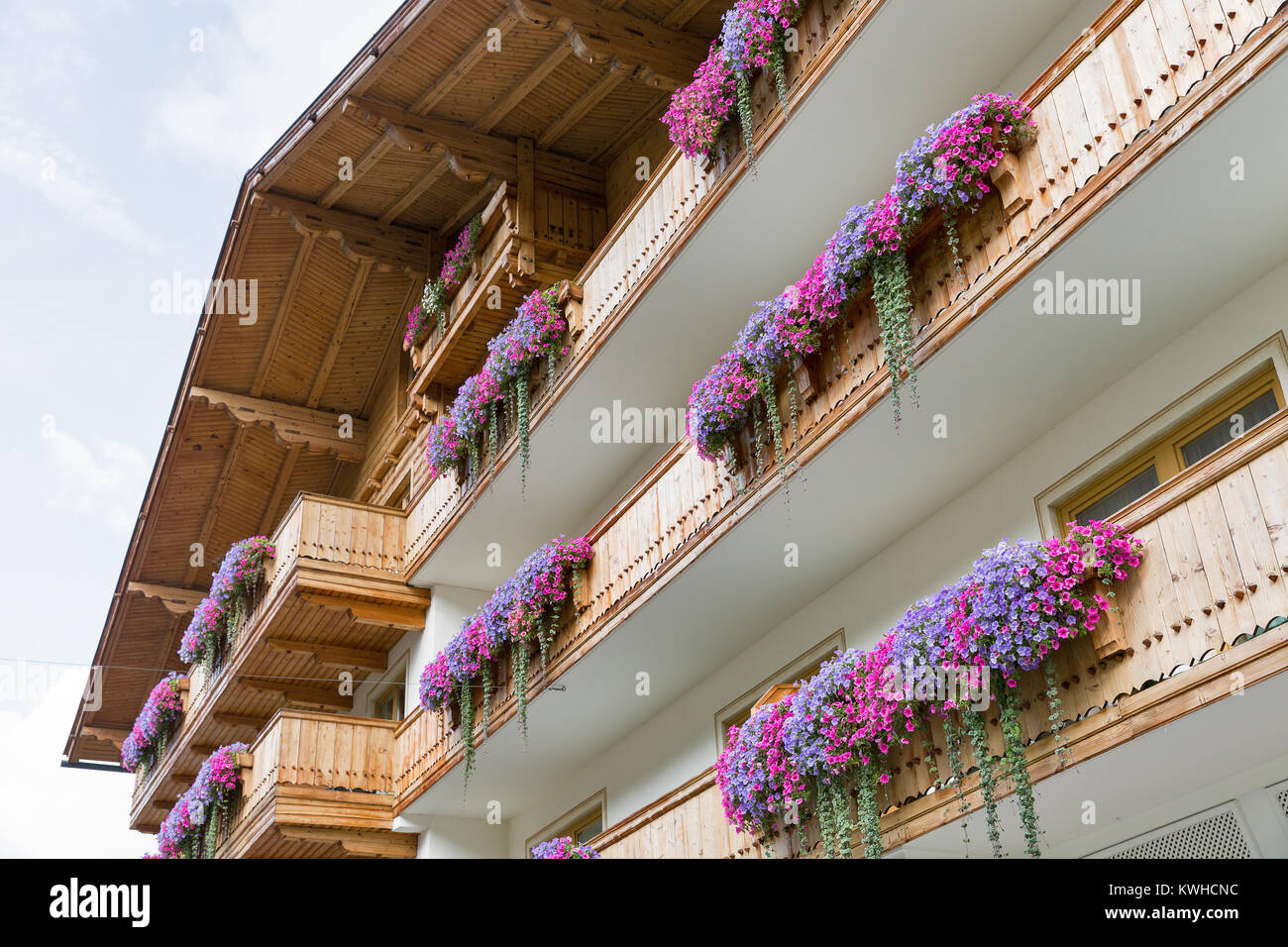 Un balcon en bois typique maison alpine avec des fleurs à Haus, Styrie, Autriche. Banque D'Images