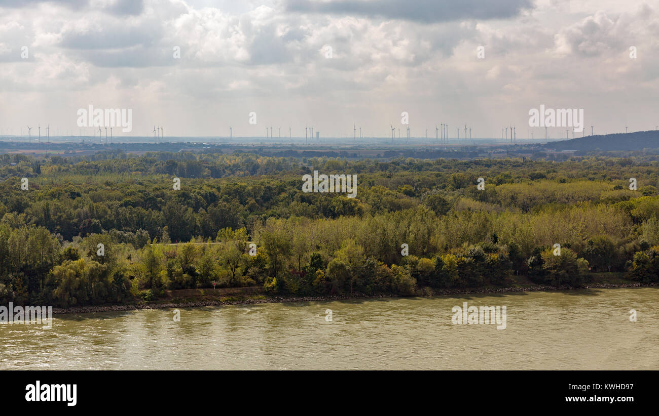 Danube vue depuis la colline du château de Bratislava, Slovaquie. Banque D'Images