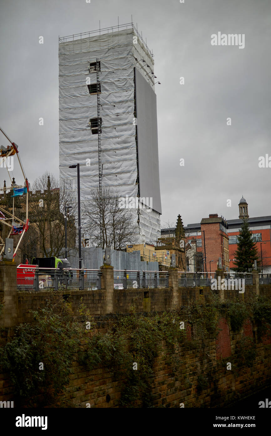 Tour de l'horloge de la cathédrale de Manchester est couverte d'échafaudages pour les réparations de maçonnerie Banque D'Images