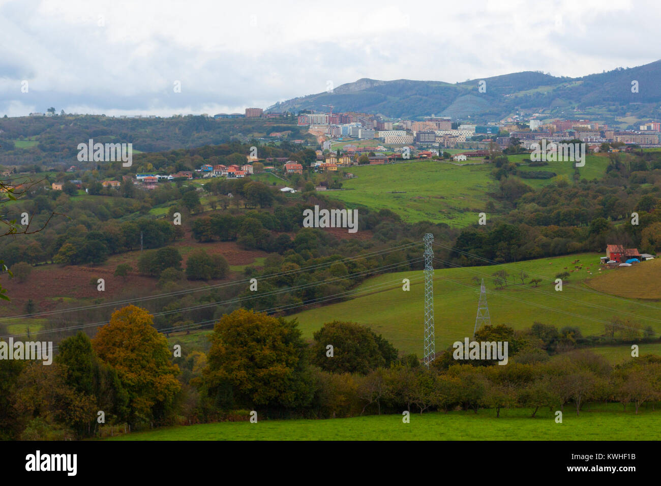 Vue panoramique de Oviedo de la colline. Asturias, Espagne Banque D'Images