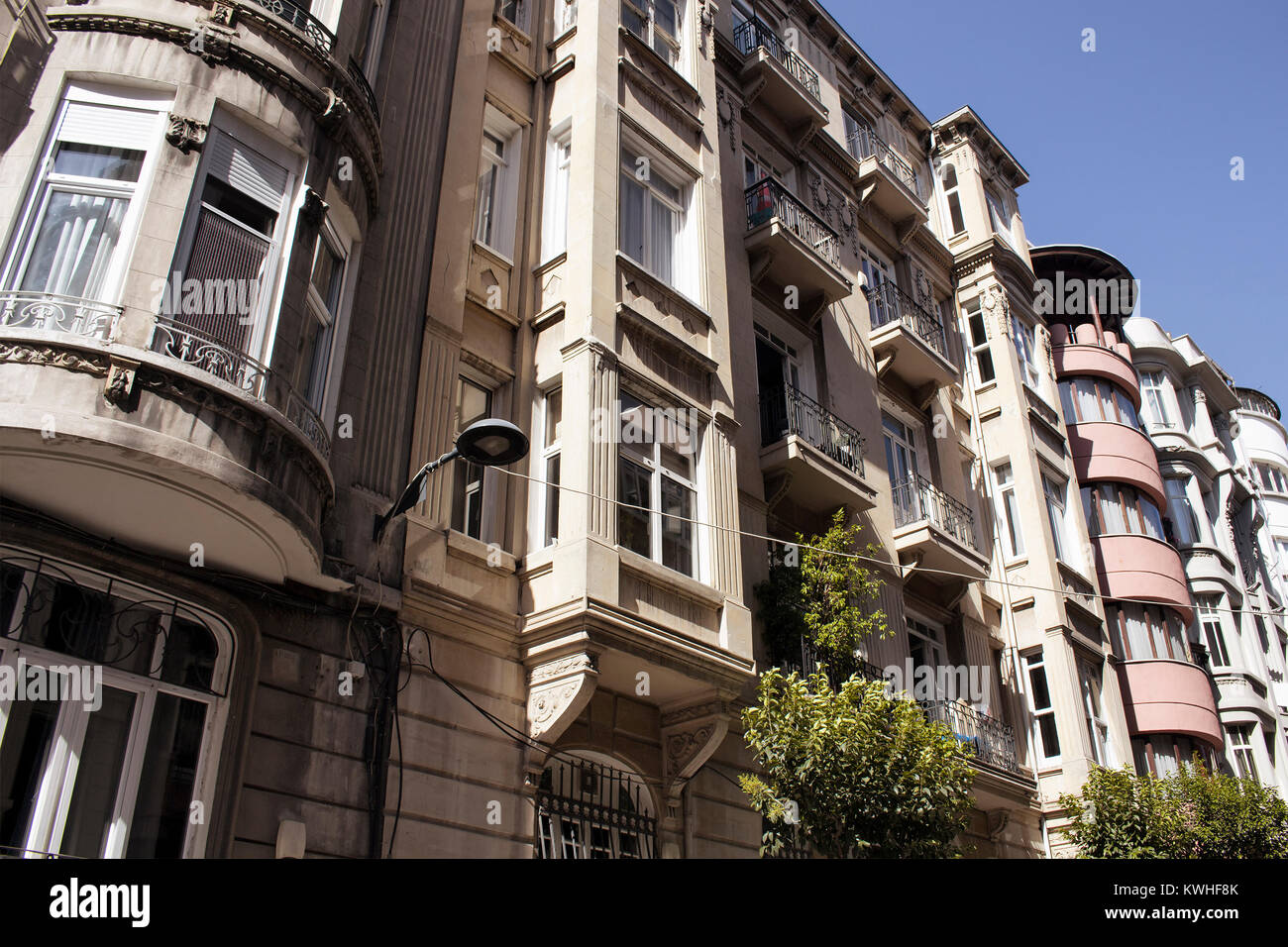Vue de dessous du vieux, historiques, bâtiments typiques de Nisantasi quartier d'Istanbul. L'image reflète fin du xixe siècle, début xxe siècle arch Banque D'Images