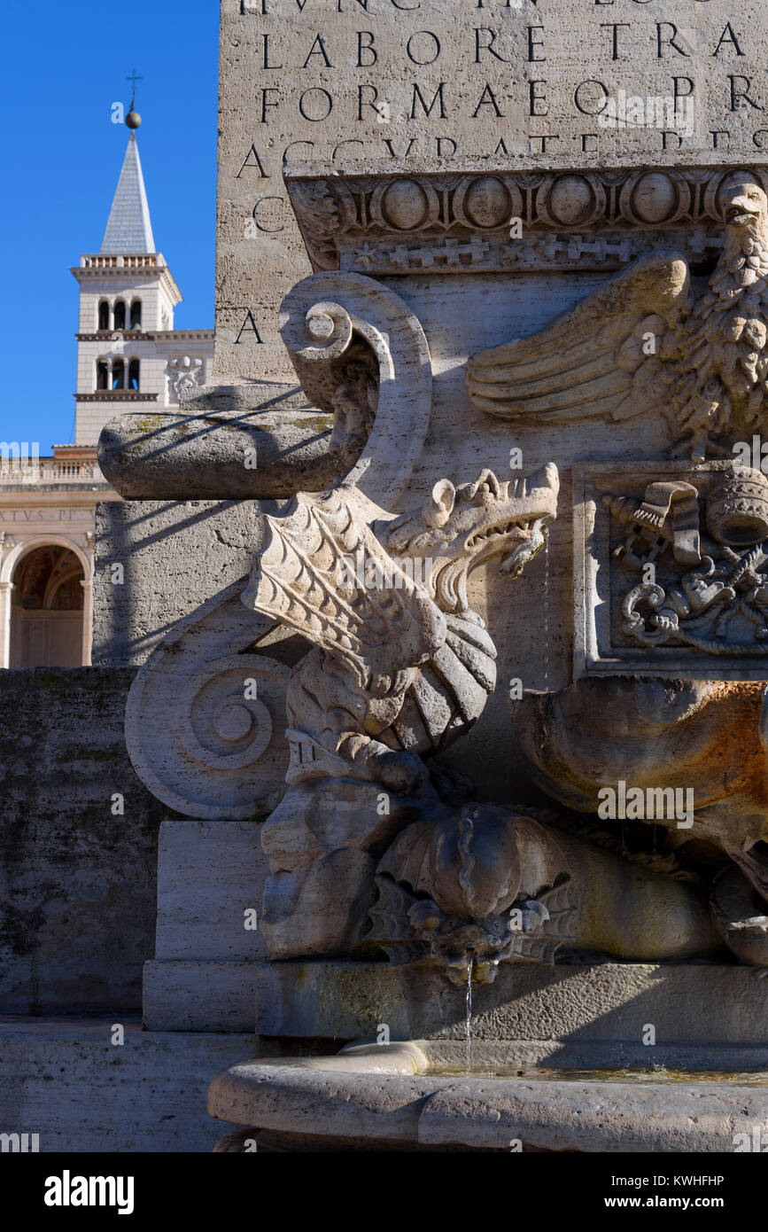 Fontaine de l'obélisque du Latran, avec le clocher de l'église de San Giovanni en arrière-plan, Rome, Latium, Italie Banque D'Images