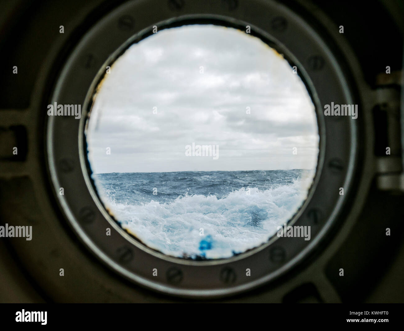 L'aventurier de l'océan port bateau vue de trou de passage de Drake ; Pasaje de Drake ; Mar de Hoces, Mer de Hoces ; océan entre l'Amérique du Sud et l'Antarctique Banque D'Images