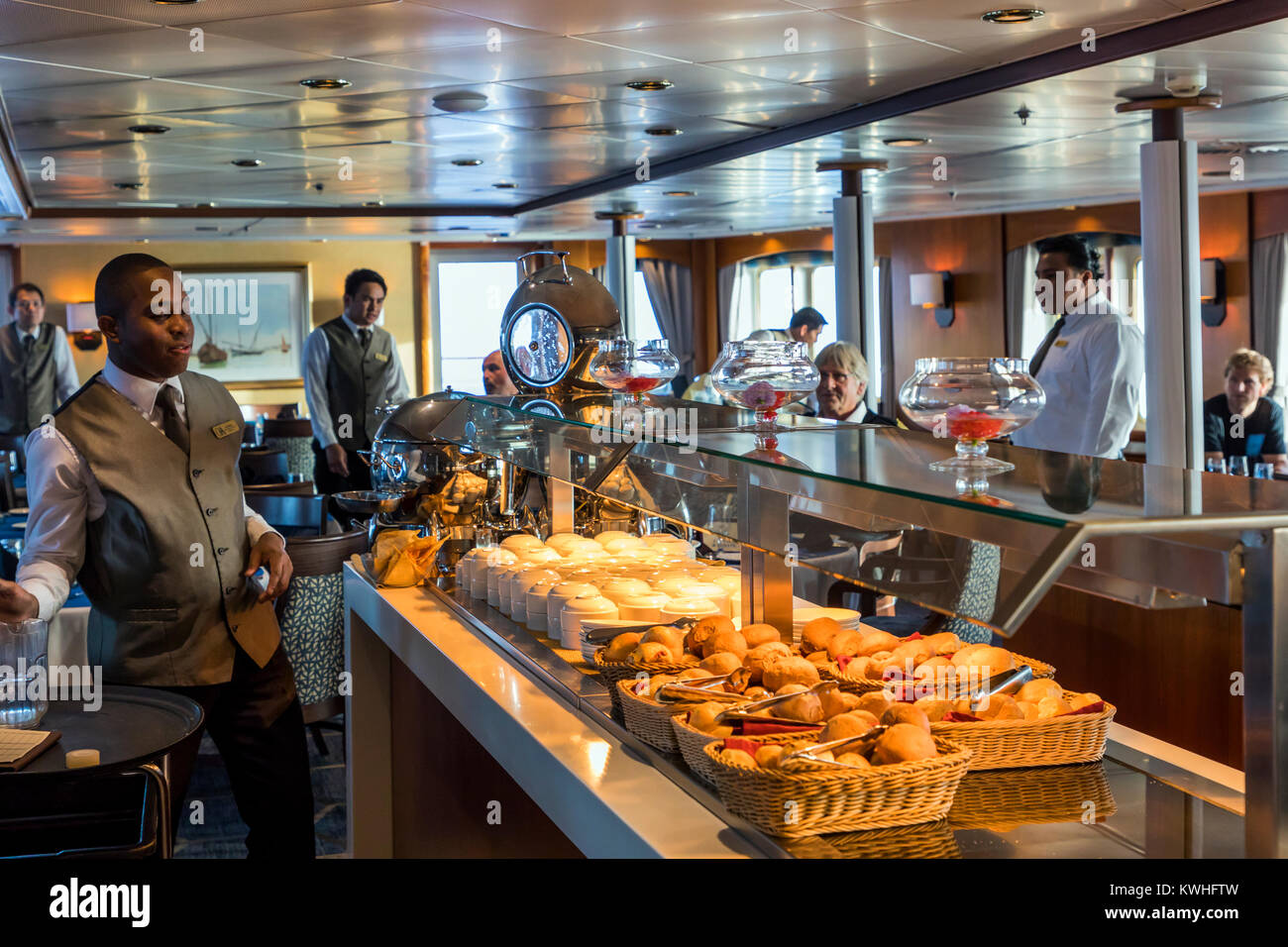 Salle à manger ; Navires à passagers de l'aventurier de l'océan porte l'alpinisme les skieurs à l'Antarctique Banque D'Images