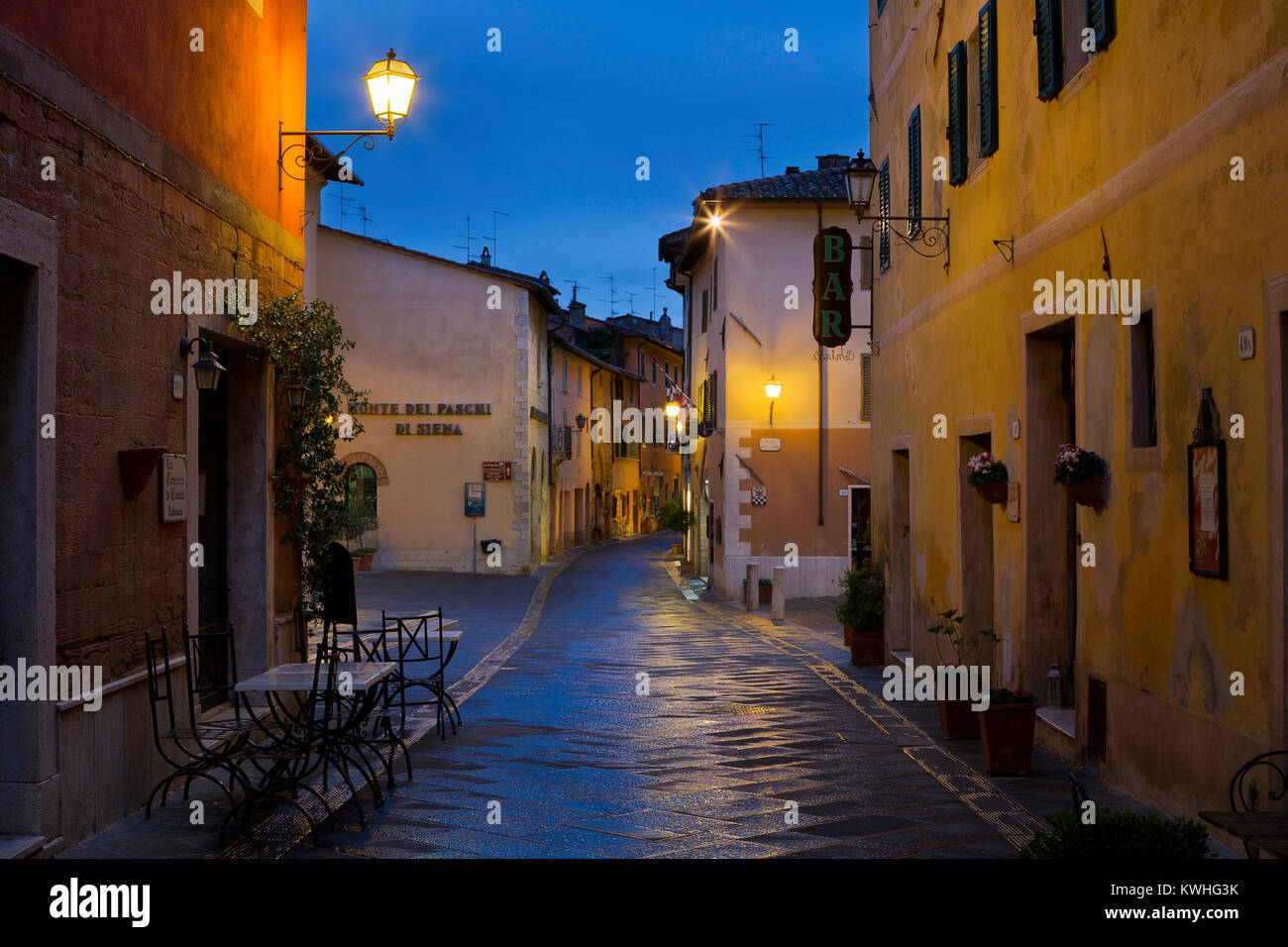 Une église dans la ville de Val d'Orcia en Toscane à l'heure bleue. Italie Banque D'Images