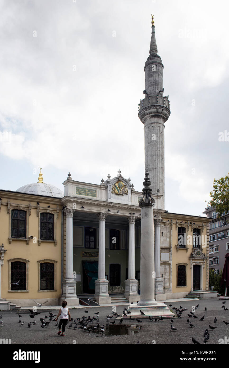 Chasse les pigeons à fille Tesvikiye mosquée. Il s'agit d'une structure néo-baroque dans le quartier de Nisantasi / Tesvikiye Istanbul. Textes du Coran et pouf Banque D'Images