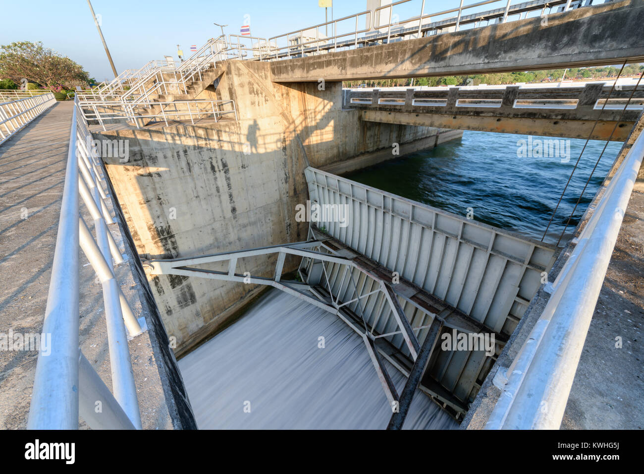 Barrage-déversoir de gate sur matin, la Pa Sak Cholasit Dam Project est l'un des principaux projets d'irrigation, de la Thaïlande. Le barrage des problèmes diminue également Banque D'Images