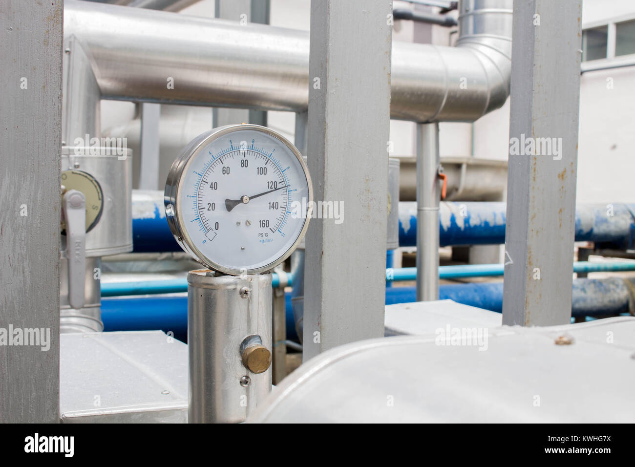 La jauge de pression dans l'eau du tuyau froid sur Big Air condition system Banque D'Images